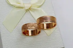 Обручка Xuping Jewelry гранчаста американка 7 мм р 20 золотиста - мініатюра 4