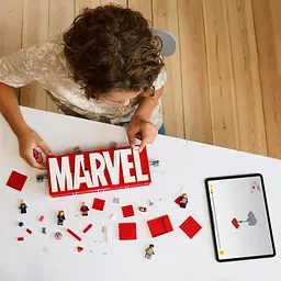 Конструктор LEGO Super Heroes Логотип і мініфігурки Marvel 931 деталь (76313) - мініатюра 13