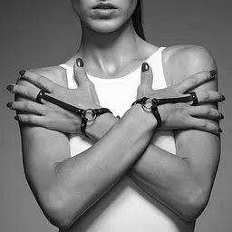 Пара браслетів на зап'ясті і палець Bijoux Indiscrets MA Hand Bracelet Harness Brown, екошкіра, One size - миниатюра 2