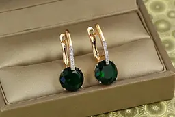 Сережки Xuping Jewelry Стрілка з родієм із великим зеленим каменем 2,7 см золотисті