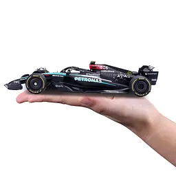 Автомодель з фігуркою Bburago Mercedes‑AMG Petronas F1 W15 (18-28069 (#44)) - мініатюра 7