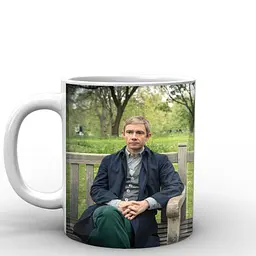 Кухоль GeekLand Шерлок Холмс Sherlock сидячи на лавці SH.002.13 330 мл білий - мініатюра 2