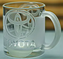 Скляна чашка Toyota Тойота 320 мл з гравіюванням Подарунок автолюбителю кружка для чаю та кави з лого  авто та  легендарний слоган - мініатюра 7