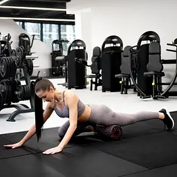 Масажний ролик Gymtek для йоги та фітнесу EPP 30*15см чорно-червоний - мініатюра 7