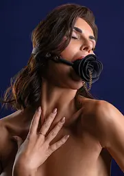 Кляп Taboom Rose Ball Gag with Plug, 4.2 см (чорний) - мініатюра 2