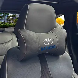 Подушка на підголівник з логотипом Daewoo Екошкіра 3D Кольоровий лого Чорна-Коричневий кант 1 шт