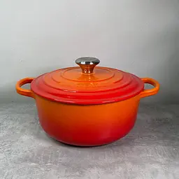 Каструля із кришкою Le Creuset Signature Cast Iron Round Casserole 21177240902430 24 см 4.2 л вогняна - мініатюра 3