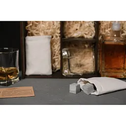 Подарунковий набір віскі Whiskey Stones з камінням для віскі в дерев'яному пеналі №3 + декантер і 2 склянки + щипці + мішечок - мініатюра 6