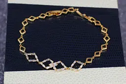 Браслет Xuping Jewelry ромбики в середині чотири з камінням 17 см 8 мм золотистий