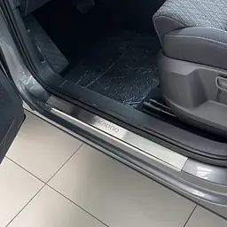 Накладки на пороги для Skoda Karoq 2018- Нержавіюча сталь із загином та Логотипом 4 шт (Premium P-SK15) - мініатюра 2