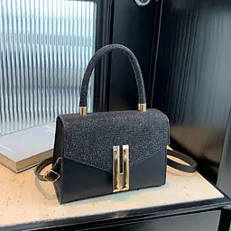 Жіноче кросбоді із золотистою фурнітурою Lilly P2-1701A чорне - мініатюра 2