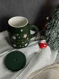 Чашка новорічна Olens 102-1082 Санта кераміка з кришкою і трубочкою 460 мл Зелена - мініатюра 3