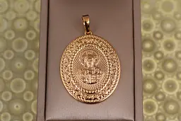 Ладанка Xuping Jewelry овальна тиснена Іісус ажурна окантовка 3.8 см золотиста