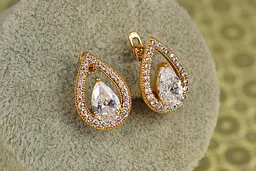 Сережки Xuping Jewelry Капля з білим каменем в окантовці 1,8 см золотисті - мініатюра 3