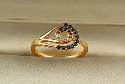Кільце Xuping Jewelry крапля із завитком із чорним камінням р 18 золотисте