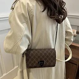 Кросбоді на ланцюжку з еко-шкіри Lilly P2-14502DB темно коричневе