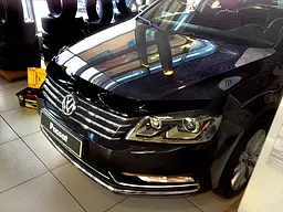 Дефлектор капоту мухобійка) Volkswagen PASSAT В7 2011- Темний