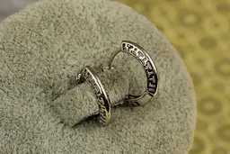 Сережки Xuping Jewelry колечки з грецьким візерунком по бокам 1,5 см сріблясті - мініатюра 2