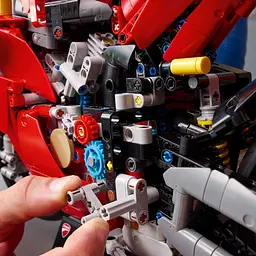 Конструктор LEGO Technic Мотоцикл Ducati Panigale V4 S 1603 деталі (42202) - мініатюра 9