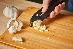 Прес для часнику Fiskars Functional Form (1028361) - мініатюра 6