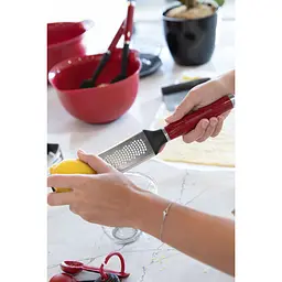 Тертка для спецій KitchenAid Coreline з чохлом червона (KAG321OHERE) - мініатюра 10