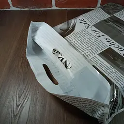 Пакет з прорізною ручкою банан Газета-гламур щільний поліетиленовий пакет 40×50 см 50 шт. - мініатюра 4