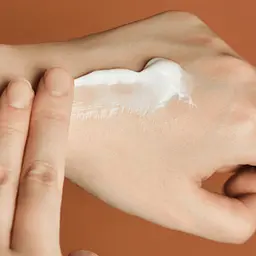 Крем для обличчя з центеллою і пробіотиками Madagascar Centella Probio-Cica Enrich Cream SKIN1004 50 мл - мініатюра 2