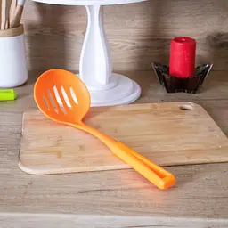 Шумівка кухарська пластикова перфорована з прорізами 34 см, Kitchen Master Помаранчевий 85685 - мініатюра 5