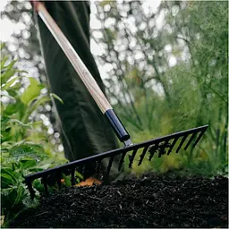 Граблі Fiskars Solid з дерев'яною ручкою на 16 зубців (1011600) - мініатюра 4