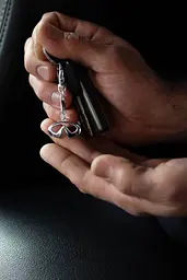 Срібний брелок Infiniti (Інфініті) (9015) - мініатюра 3