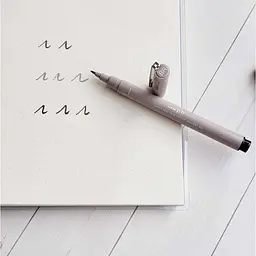 Лайнер-пензель Uni Pin Brush Fine Line світло-сірий 2 мм (PINBR-200(S) LIGHT GREY) - мініатюра 5