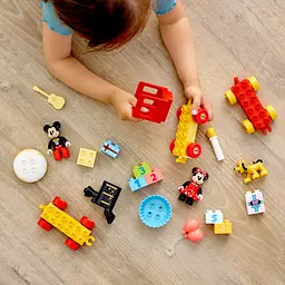 Конструктор LEGO DUPLO Disney Святковий потяг Міккі та Мінні 22 деталей (10941) - мініатюра 5