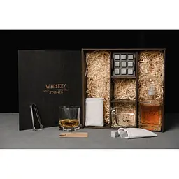 Подарунковий набір віскі Whiskey Stones з камінням для віскі в дерев'яному пеналі №3 + декантер і 2 склянки + щипці + мішечок - мініатюра 3