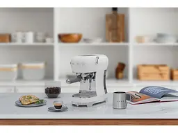 Ручна еспресо кавамашина Smeg ECF02WHEU - мініатюра 8
