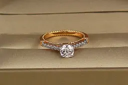 Кільце Xuping Jewelry з родієм камінь 6 мм з боків дрібні камені р 18 золотисте