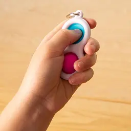 Сенсорний антистрес-брелок Fat Brain Toys Simpl Dimpl Кнопки 1 шт. колір в асортименті (F2111ML) - мініатюра 6