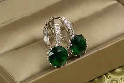 Сережки Xuping Jewelry з великим зеленим каменем і круглою застібкою 2 см сріблясті - мініатюра 2