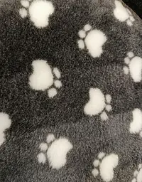 Кігтеточка для котів PolyPet будиночок сірий з білими лапками 40x77 см КРД/0069-11 - мініатюра 2
