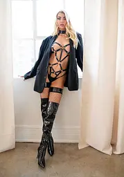 Боді-портупея Leg Avenue Patent Leather Harness Teddy S, лакові ремені з чокером - мініатюра 8