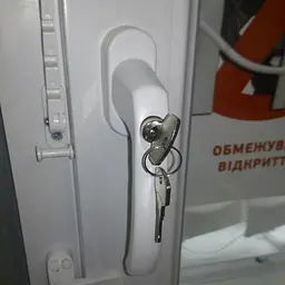 Ручка віконна із замком WH008 біла - мініатюра 5
