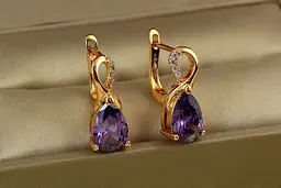 Сережки Xuping Jewelry Скандинавія з фіолетовим каменем 1,8 см золотисті - мініатюра 3