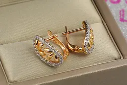 Сережки Xuping Jewelry зустрічні трьохлистники у колі з родієм 1.7 см золотисті - мініатюра 2