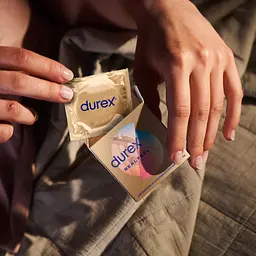 Презервативи із синтетичного латексу з силіконовою змазкою Durex Real Feel, натуральні відчуття, 3 шт. (5052197026689) - мініатюра 6