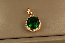 Кулон Xuping Jewelry зелений камінь у оправі з білих фіанітів 11 мм золотистий