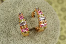 Сережки Xuping Jewelry піраміда з різнокольровими каменями 1,7 см золотисті
