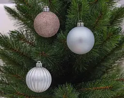 Ялинкові пластикові кульки Chomik 6 см мікс блакитні, срібні, рожеві 26 шт. - мініатюра 4