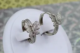Сережки Xuping Jewelry політ метелика 2.4 см сріблясті