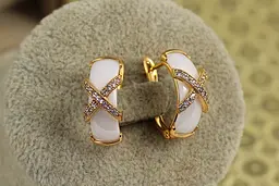 Сережки Xuping Jewelry золотий перетин з білою керамікою 1,8 см золотисті