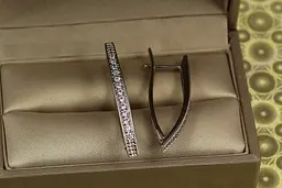 Сережки Xuping Jewelry стріла доріжка з каменів бортики по краях 3.5 см сріблясті - мініатюра 2