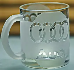 Скляна чашка Audi 320 мл з гравіюванням Подарунок автолюбителю кружка для чаю та кави з логотипом авто Ауді та  легендарний слоган - мініатюра 2